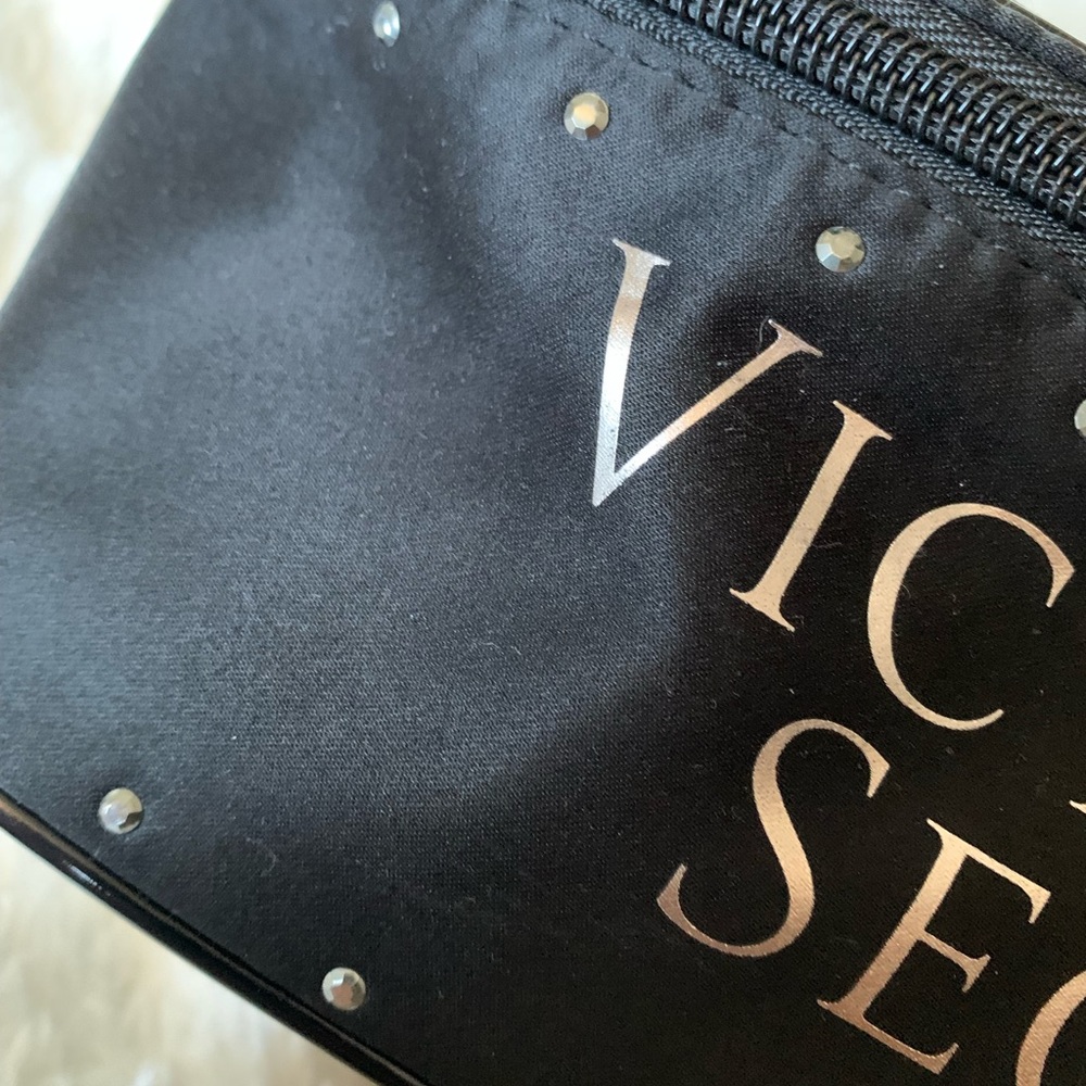 B1G1 Victoria’s Secret garment bag NWT